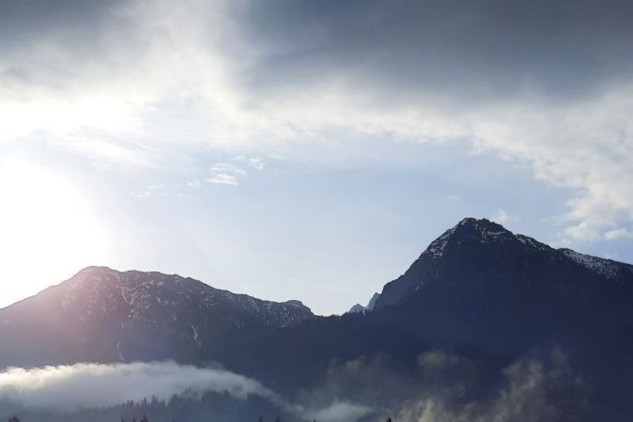 Berge mit Wolke
