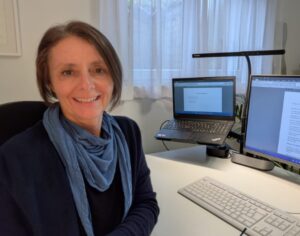 Michaela am Schreibtisch