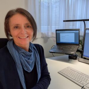 Michaela am Schreibtisch