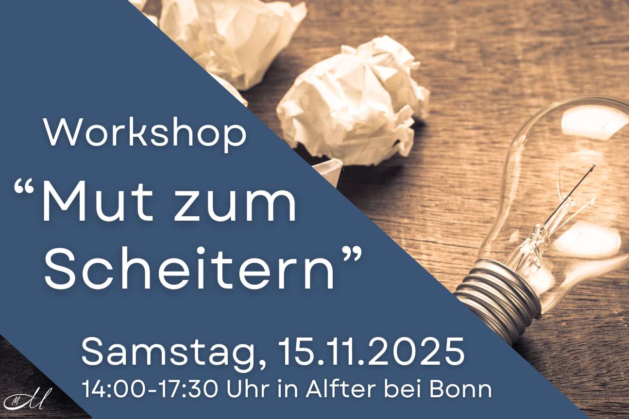 Zerknüllte Blätter und Glühlampe auf Tisch