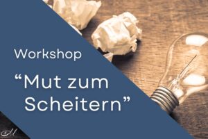 Zerknüllte Blätter und Glühlampe auf Tisch